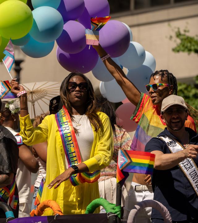Teilnehmerinnen und Teilnehmer ziehen bei der Pride-Parade in Washington durch die Straßen und feiern die LGBTQ-Community mit bunten Kostümen und Fahnen.