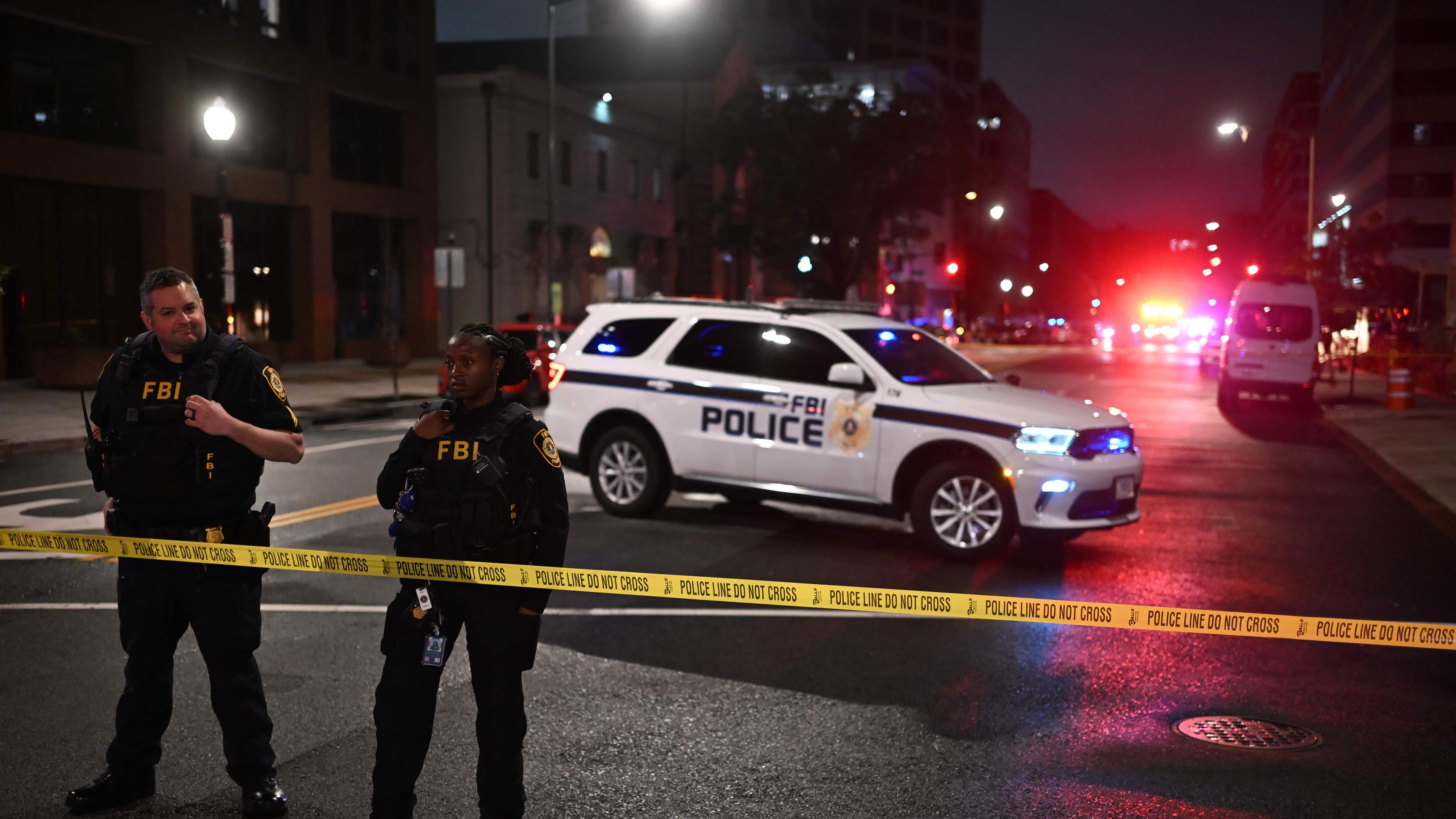 FBI-Agenten sperren den Tatort vor dem Capital Jewish Museum in Washington, D.C., nach einer Schießerei ab, bei der am 21. Mai 2025 zwei Menschen starben.