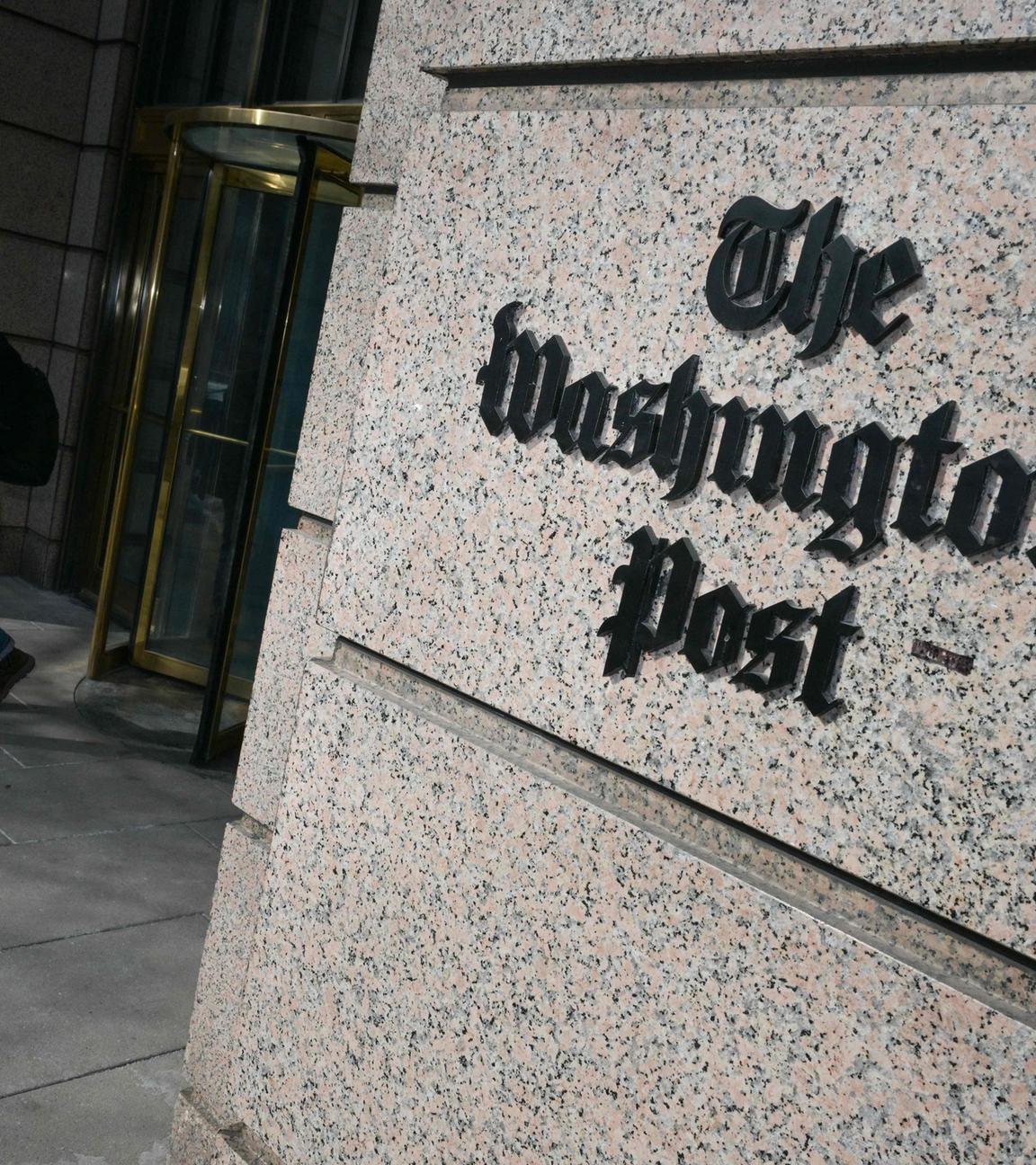 Symbolbild: Ein Mann verlässt am 4. 2. 2026 das Bürogebäude der Washington Post in Washington, D.C. 
