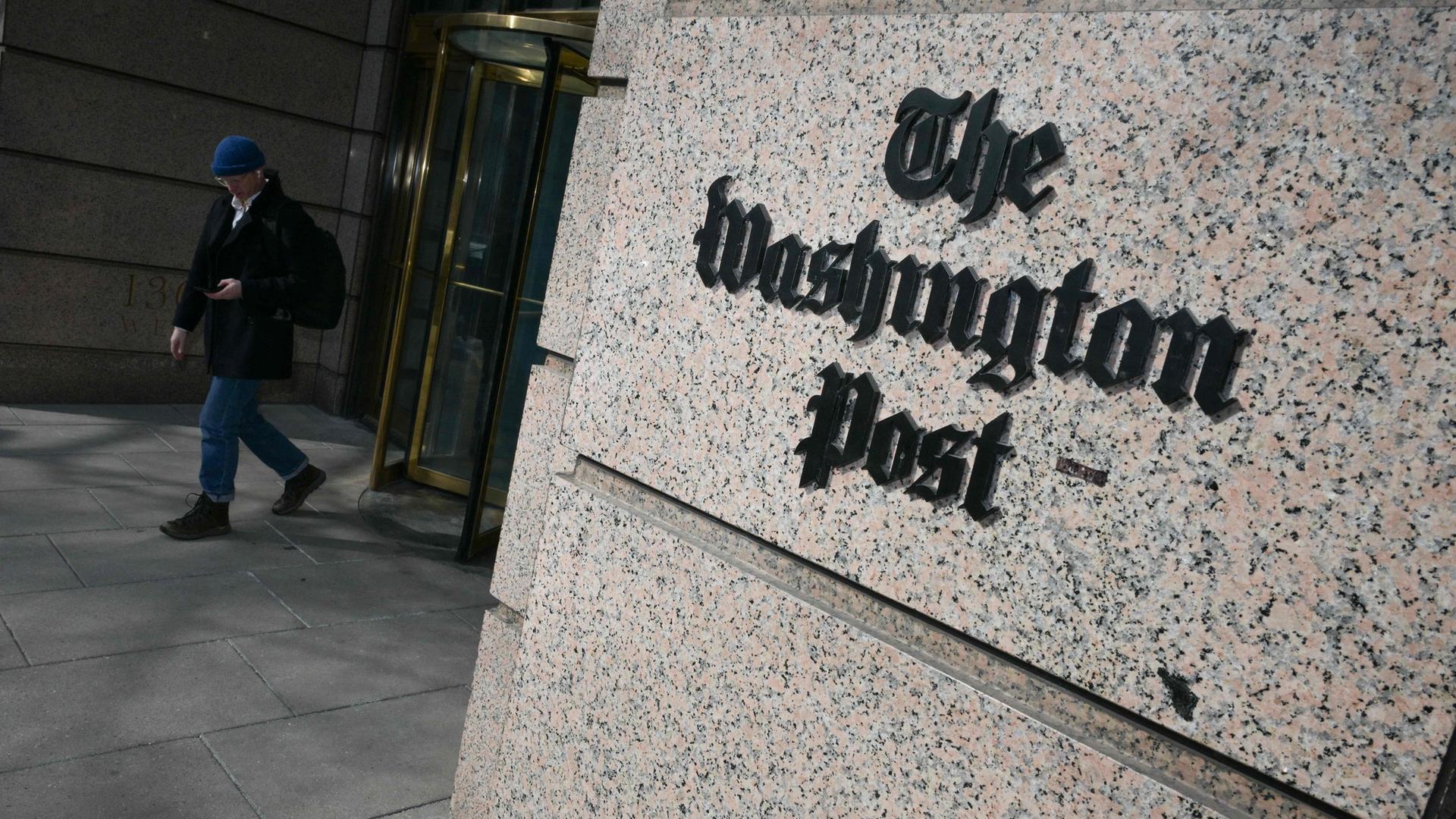 Symbolbild: Ein Mann verlässt am 4. 2. 2026 das Bürogebäude der Washington Post in Washington, D.C. 
