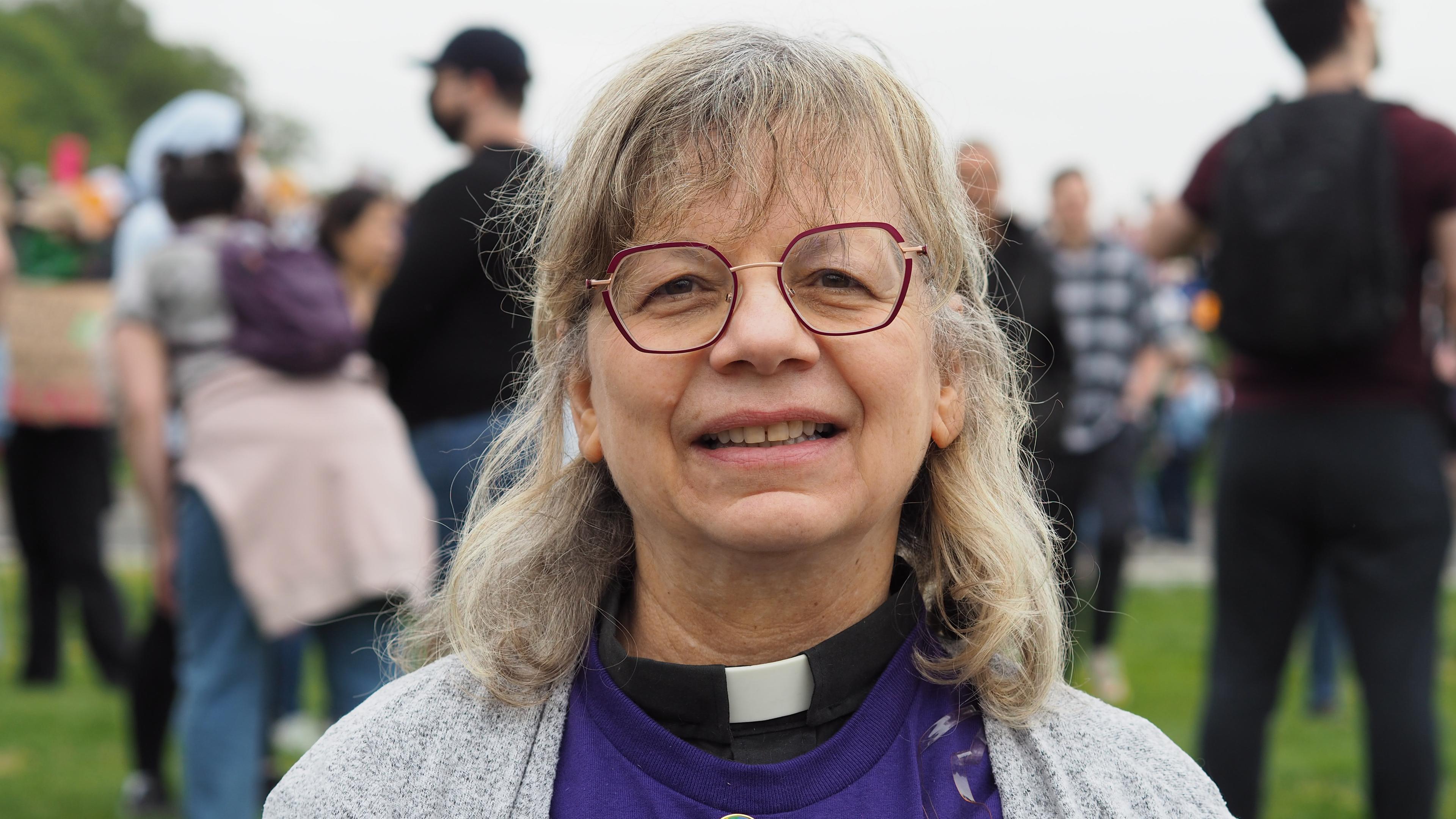 Joana, Protestierende aus New York