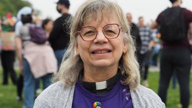 Joana, Protestierende aus New York