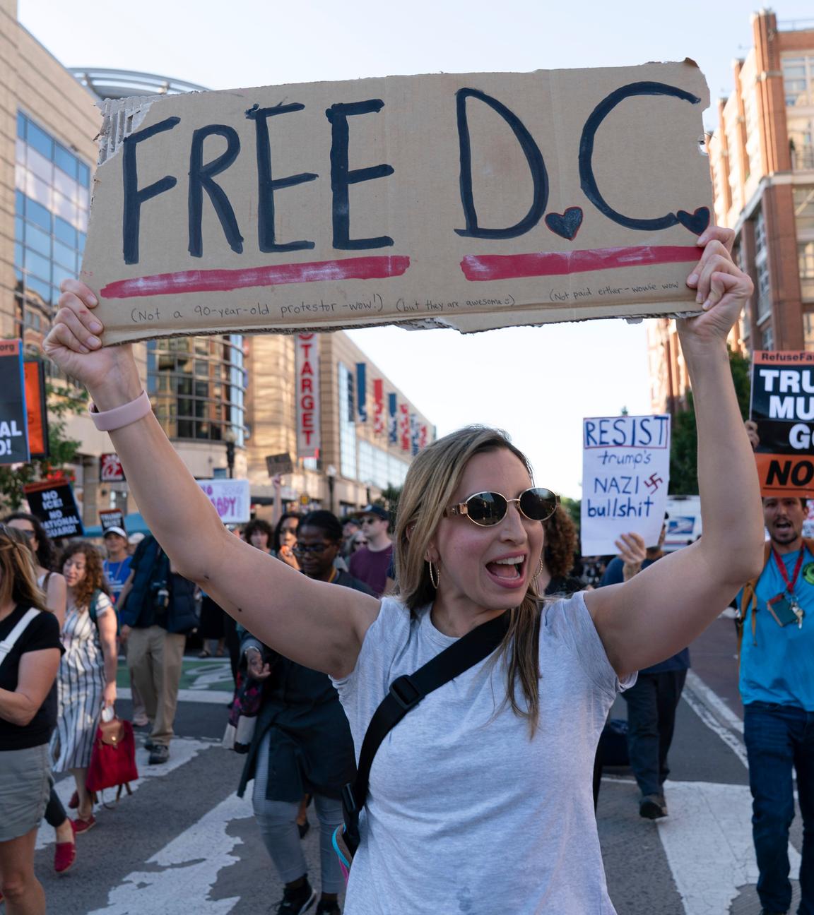 USA, Washington: Menschen protestieren gegen den Einsatz von Bundespolizei und Nationalgarde in der Stadt. 
