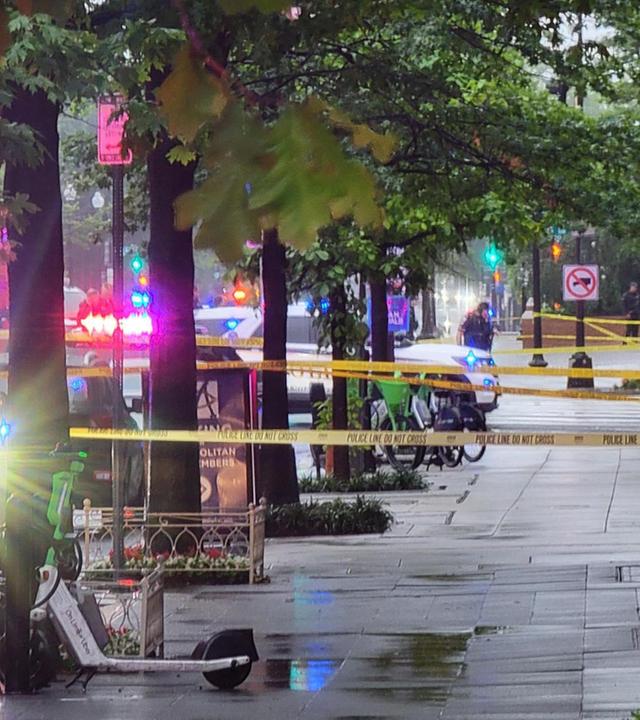 Polizeiband sperrt einen Gehweg in der Nähe des Weißen Hauses in Washington