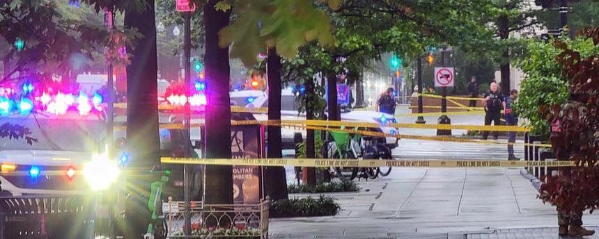 Polizeiband sperrt einen Gehweg in der Nähe des Weißen Hauses in Washington