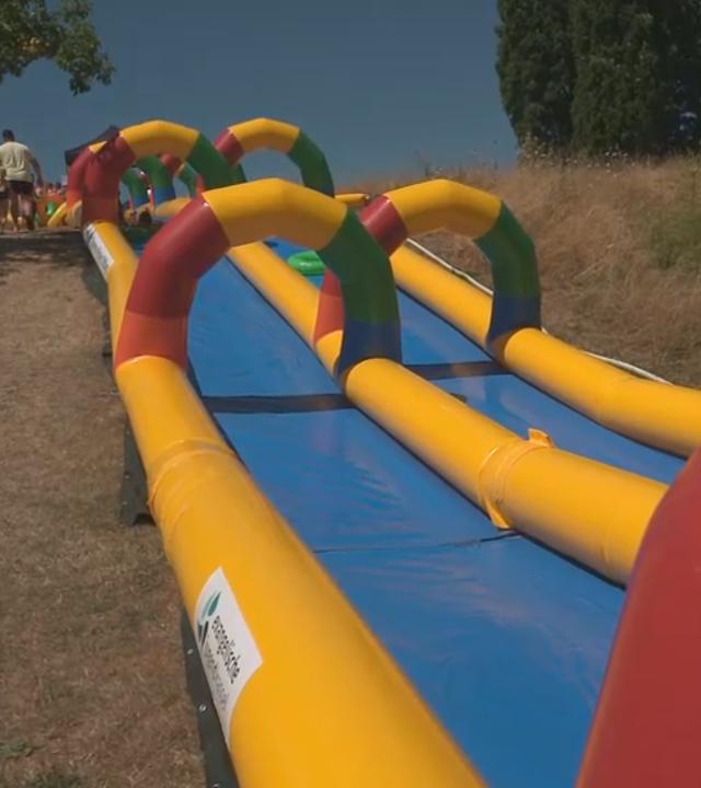 Eine überdimensionale Wasserrutsche für Kinder 