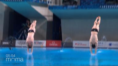 wasser-springen-schwimmen-gold-