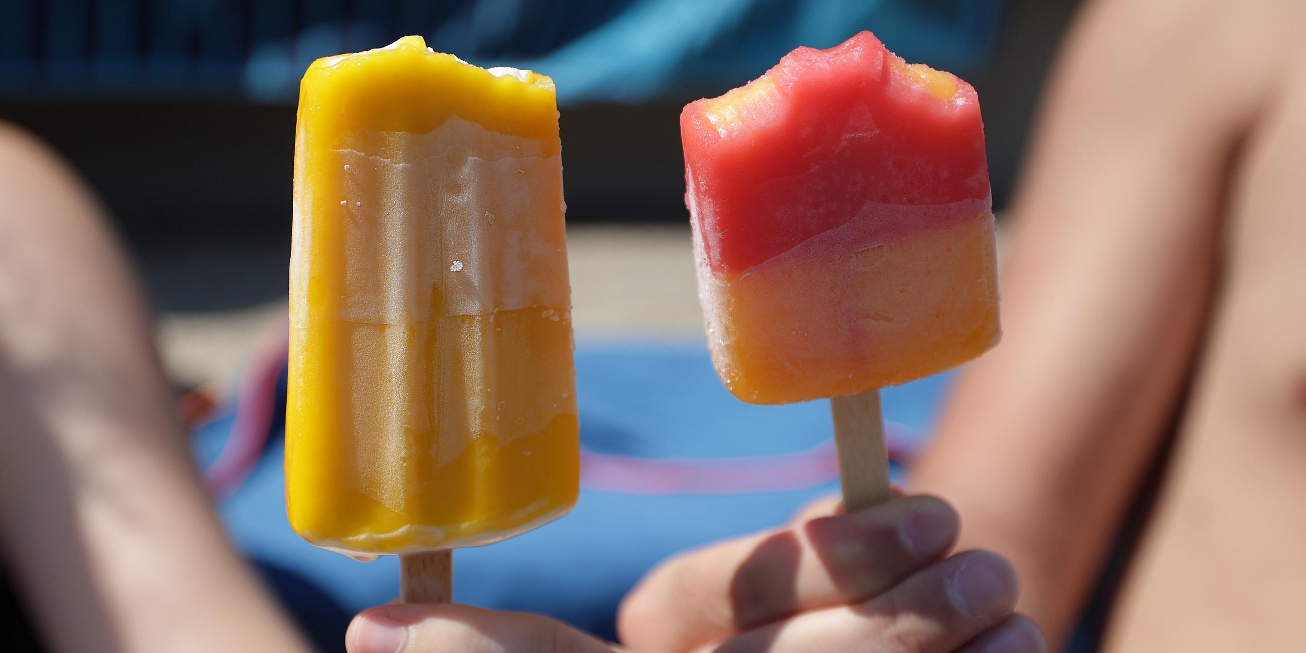 Zwei Personen halten jeweils ein Eis am Stiel.