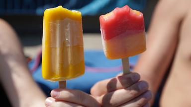 Zwei Personen halten jeweils ein Eis am Stiel.