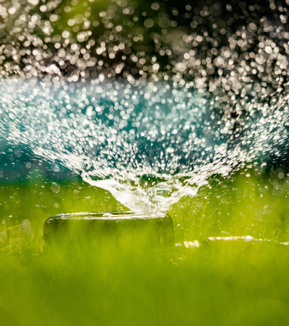 Aktuell ist es in Deutschland drückend heiß. In einigen Orten liegt der letzte Regen schon lange zurück. Das macht sich bemerkbar: Die ersten Gemeinden rufen zum Wassersparen auf.