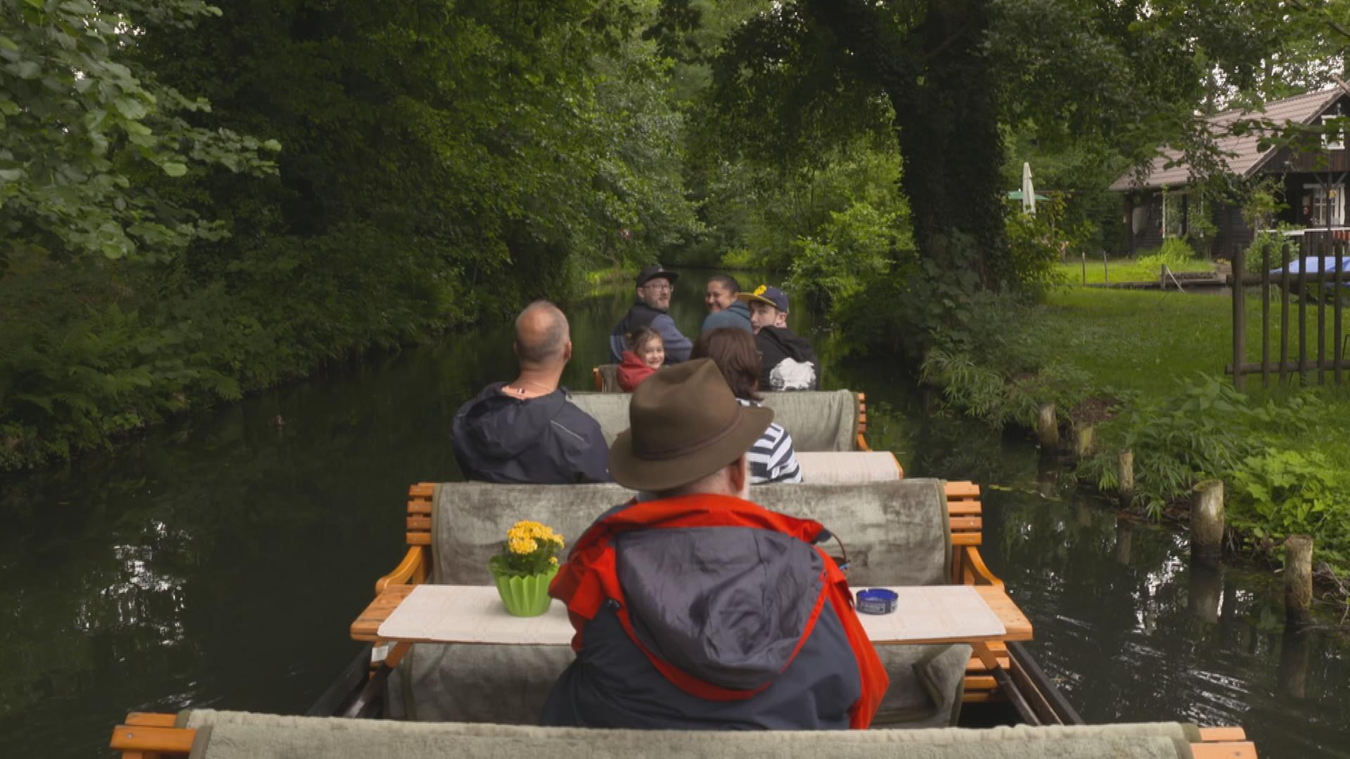 Menschen auf einer Schifffahrt über die Spree im Spreewald