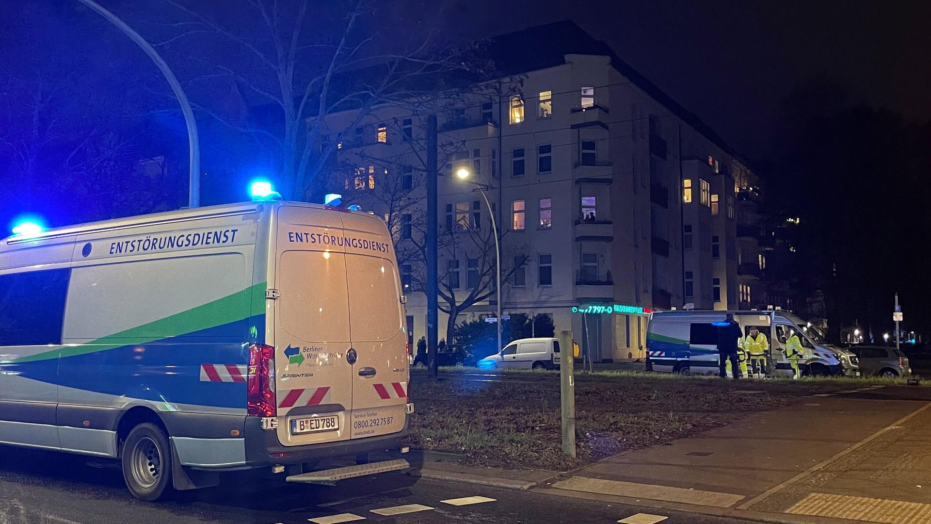Berlin: Fahrzeuge vom Entstörungsdienst der Berliner Wasserbetriebe steht an der Ecke Seestraße / Antwerpener Straße.