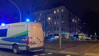 Berlin: Fahrzeuge vom Entstörungsdienst der Berliner Wasserbetriebe steht an der Ecke Seestraße / Antwerpener Straße.