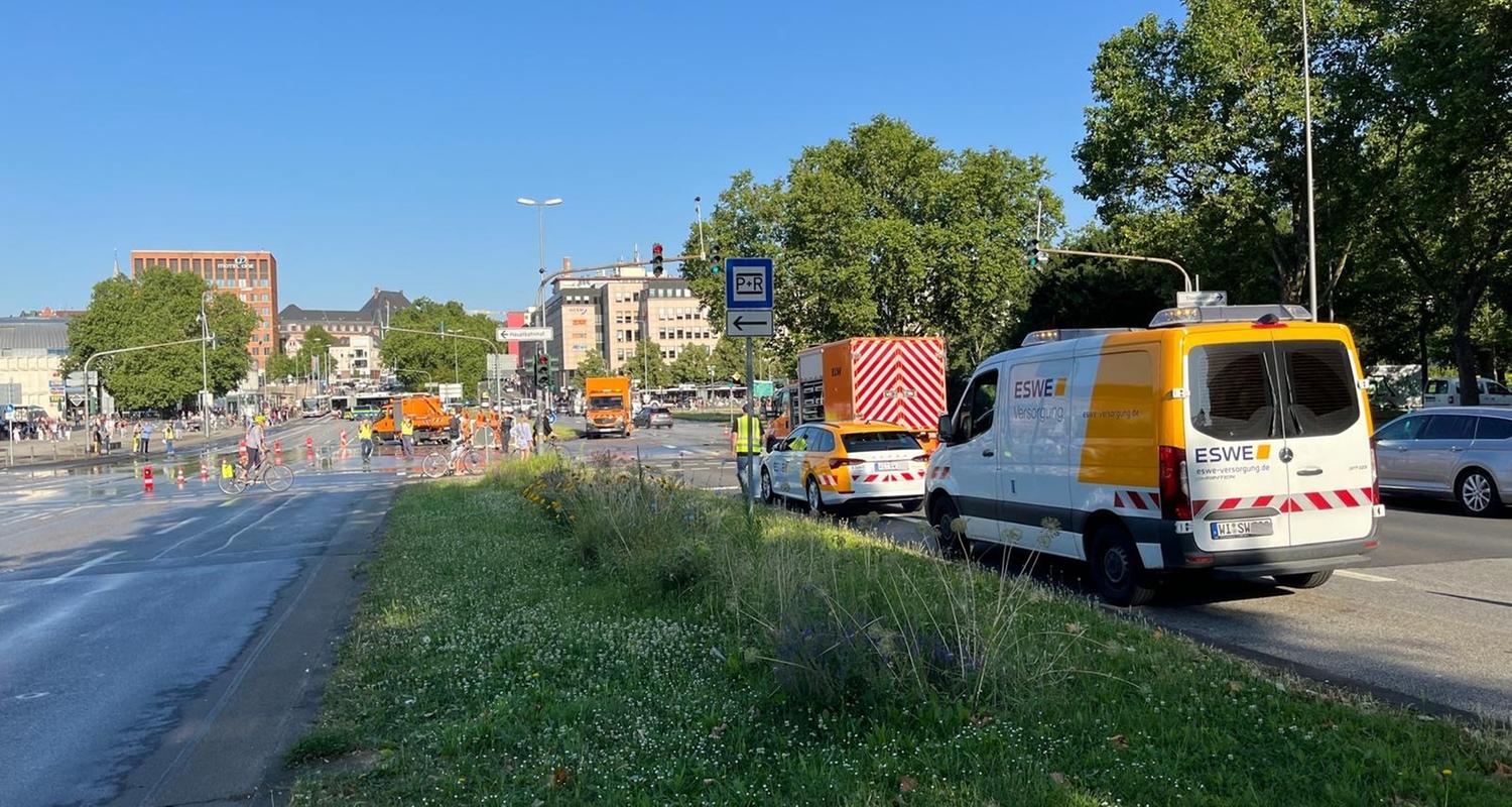 Eine Kreuzung am Hauptbahnhof ist nach einem Wasserrohrbruch gesperrt.
