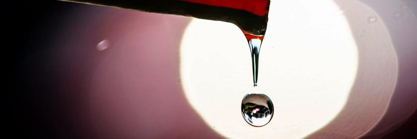 Wasser tropft aus einem Gartenschlauch