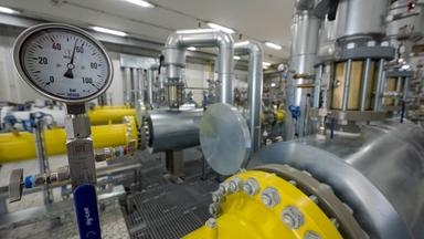 Ein Manometer zeigt in der Pumpstation einer Gastransportleitung den Betriebsdruck an.