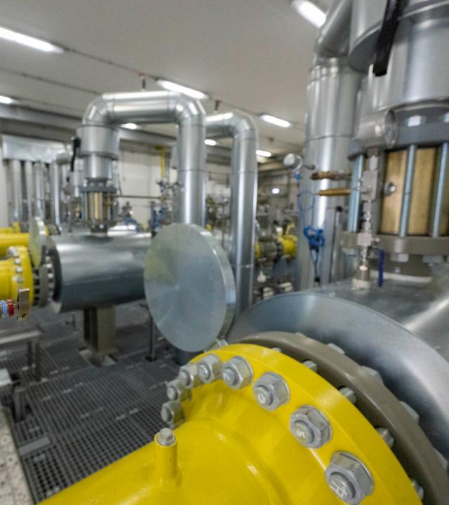 Ein Manometer zeigt in der Pumpstation einer Gastransportleitung den Betriebsdruck an.