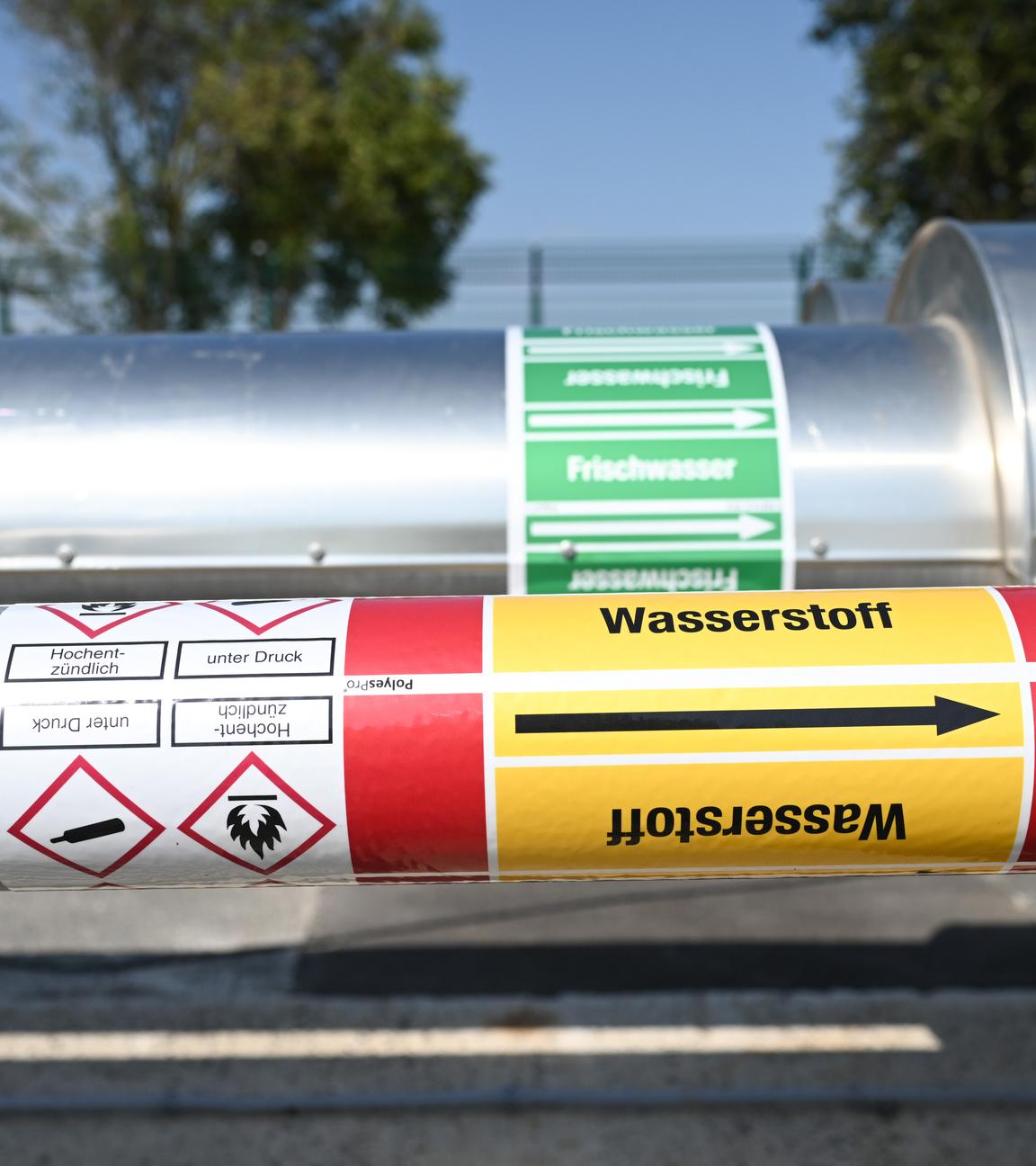 Niedersachsen, Krummhörn: Ein Rohr mit der Aufschrift «Wasserstoff» führt aus einer unterirdischen Speicheranlage des Energiekonzerns Uniper nach oben. Das Energieunternehmen Sefe will ab 2030 grünen Wasserstoff aus Saudi-Arabien importieren und hat dazu eine Absichtserklärung unterzeichnet. (zu dpa: «Grüner Wasserstoff soll 2030 auch aus Saudi-Arabien kommen») 