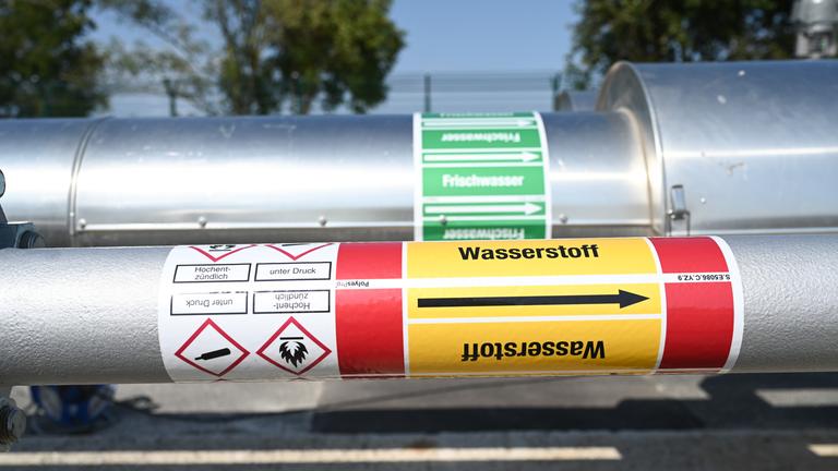 Niedersachsen, Krummhörn: Ein Rohr mit der Aufschrift «Wasserstoff» führt aus einer unterirdischen Speicheranlage des Energiekonzerns Uniper nach oben. Das Energieunternehmen Sefe will ab 2030 grünen Wasserstoff aus Saudi-Arabien importieren und hat dazu eine Absichtserklärung unterzeichnet. (zu dpa: «Grüner Wasserstoff soll 2030 auch aus Saudi-Arabien kommen») 