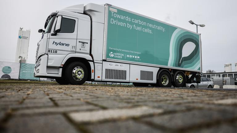 Nordrhein-Westfalen, Hürth: Ein wasserstoffbetriebener LKW steht vor dem Werk von Nippon Gases. Archivbild