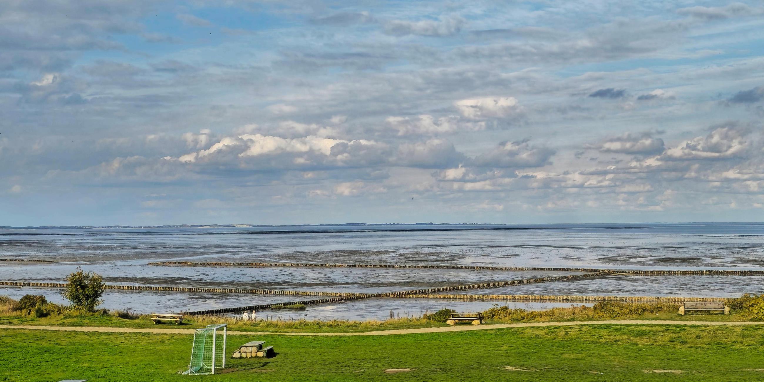  Blick auf das Wattenmeer in Keitum auf Sylt Westerland Promenade Schleswig Holstein Deutschland. (Archiv)