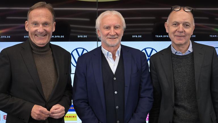 1. DFB-Vizepräsident Hans-Joachim Watzke, Rudi Völler, neuer Sportdirektor der Fußball-Nationalmannschaft der Männer und DFB-Präsident Bernd Neuendorf stehen zusammen. (20.01.2023)
