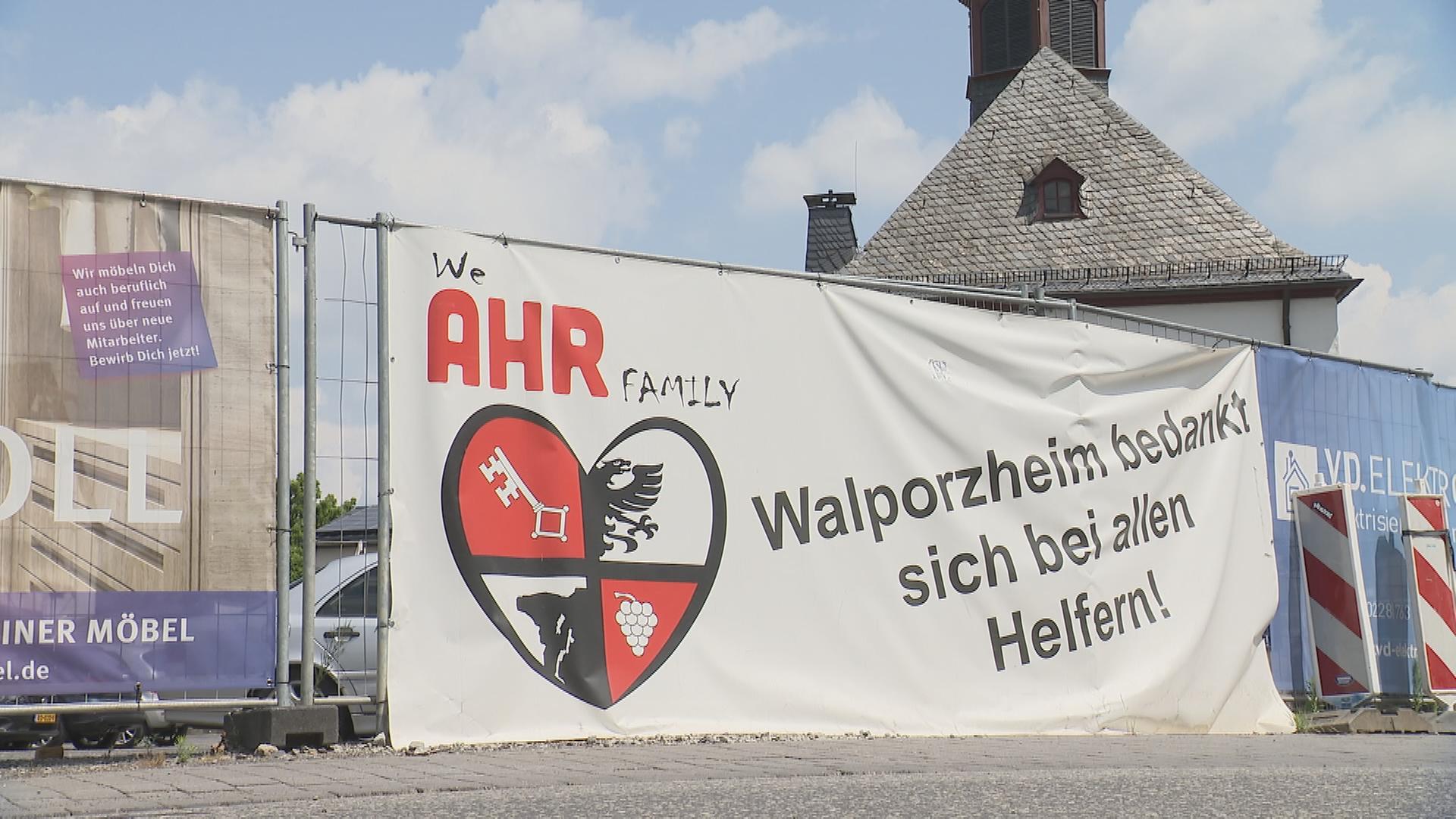 "We Ahr Family"-Plakat im Ahrtal