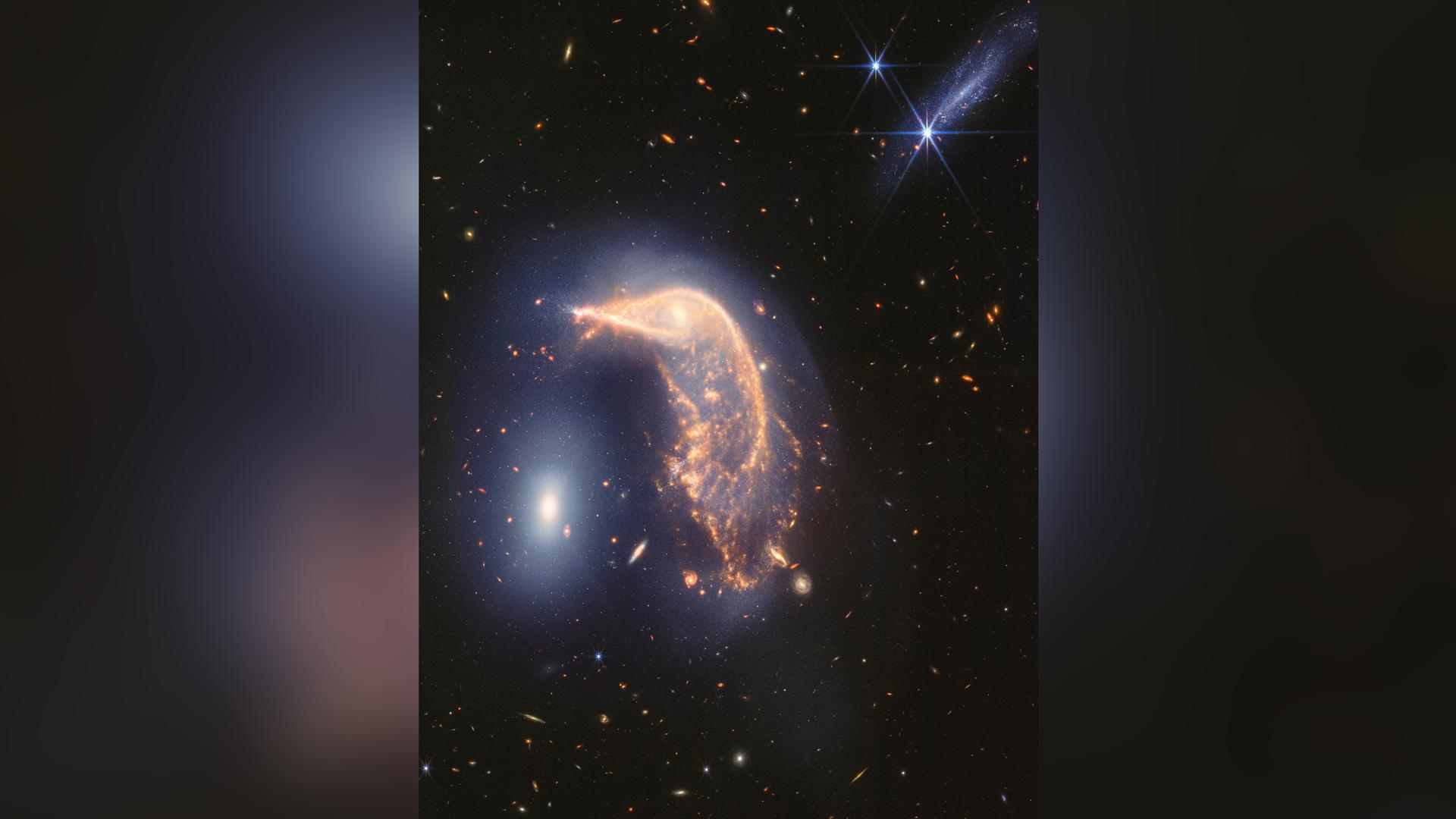 Zwei interagierende Galaxien vom Webb-Weltraumteleskop im Infraroten aufgenommen.