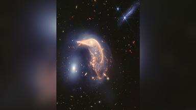 Zwei interagierende Galaxien vom Webb-Weltraumteleskop im Infraroten aufgenommen.