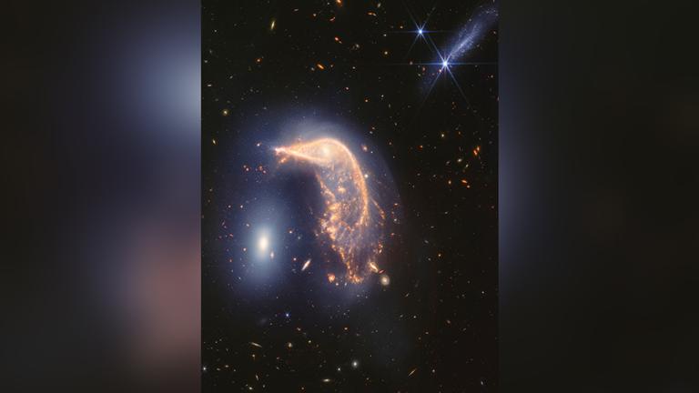 Zwei interagierende Galaxien vom Webb-Weltraumteleskop im Infraroten aufgenommen.