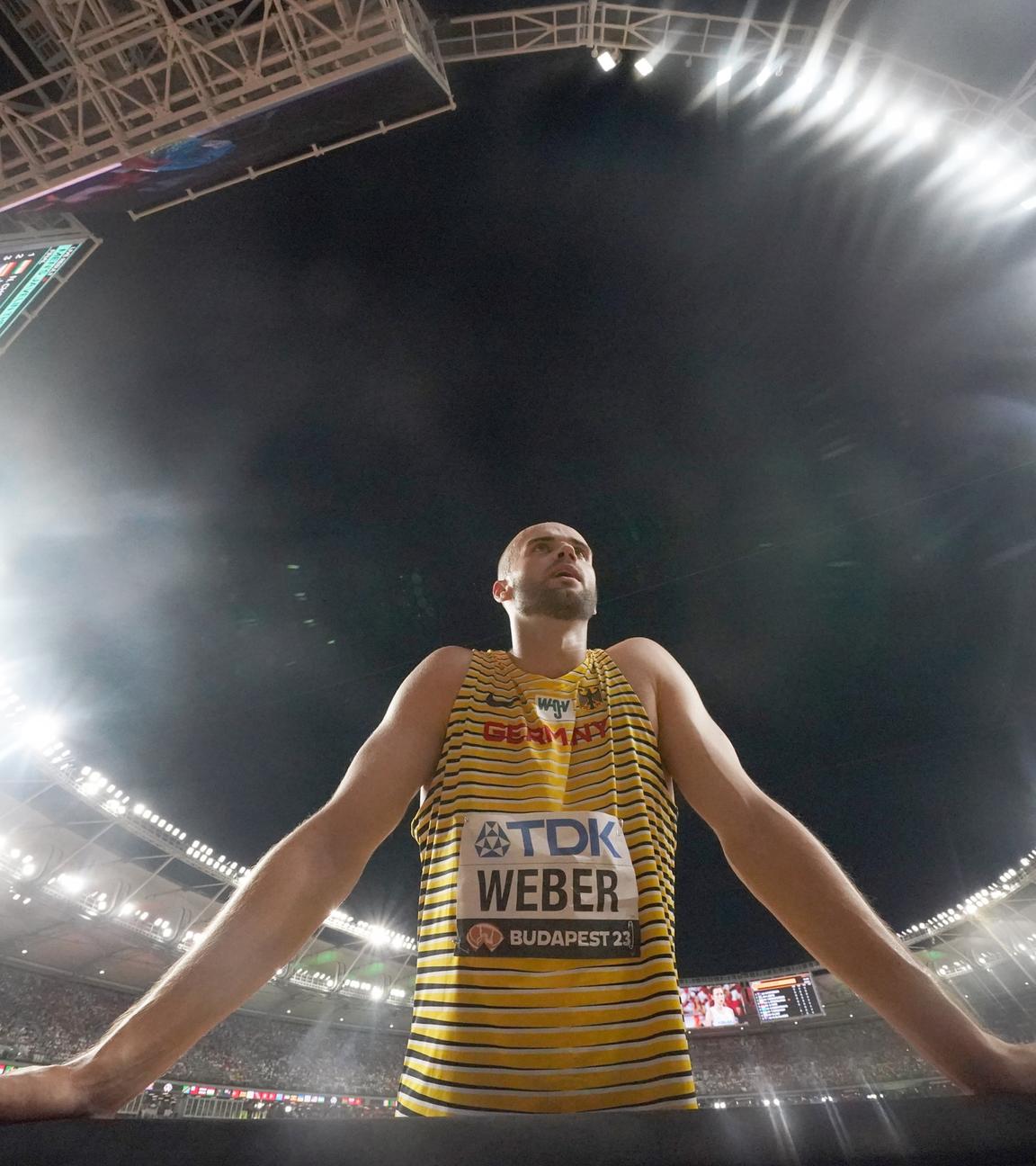 Leichtathletik-Weltmeisterschaft, Speerwurf, Finale, Männer: Julian Weber steht an der Bande