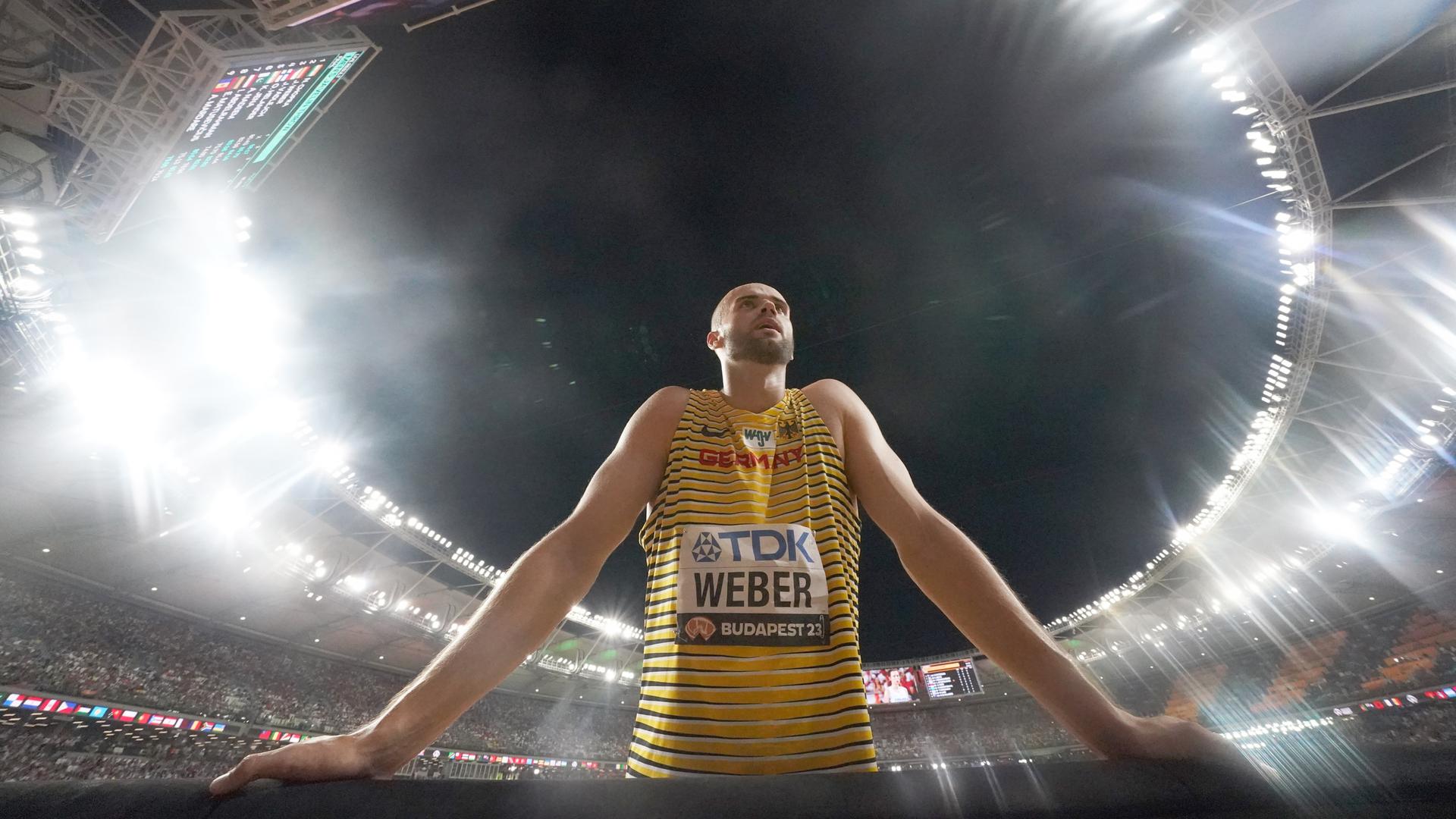 Leichtathletik-Weltmeisterschaft, Speerwurf, Finale, Männer: Julian Weber steht an der Bande