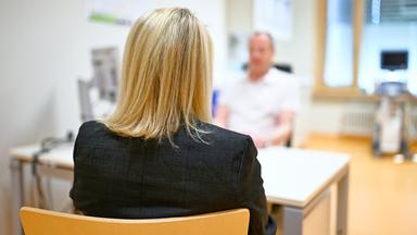 Symbolbild: Thomas Strowitzki, Ärztlicher Direktor an der Klinik für Gynäkologische Endokrinologie und Fertilitätsstörungen der Universitätsklinik Heidelberg, sitzt in einem Behandlungszimmer seiner Station einer Frau gegenüber. 
