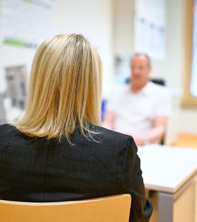Symbolbild: Thomas Strowitzki, Ärztlicher Direktor an der Klinik für Gynäkologische Endokrinologie und Fertilitätsstörungen der Universitätsklinik Heidelberg, sitzt in einem Behandlungszimmer seiner Station einer Frau gegenüber. 