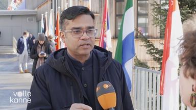 Der Geschäftsführer der Oxfam International wird interviewt.