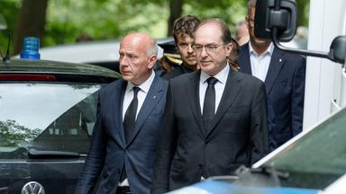 Berlins Bürgermeister Kai Wegner und Bundesinnenminister Alexander Dobrindt während des Pressestatements am Tag nach dem islamistischen Terroranschlag auf den 48. Christopher Street Day 2026 im Berliner Tiergarten.