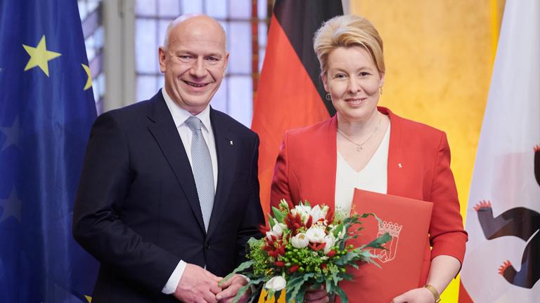 erlin: Kai Wegner (CDU), Regierender Bürgermeister von Berlin, ernennt Franziska Giffey (SPD) zur Senatorin für Wirtschaft, Energie und Betriebe. Im Roten Rathaus findet heute der Regierungswechsel statt