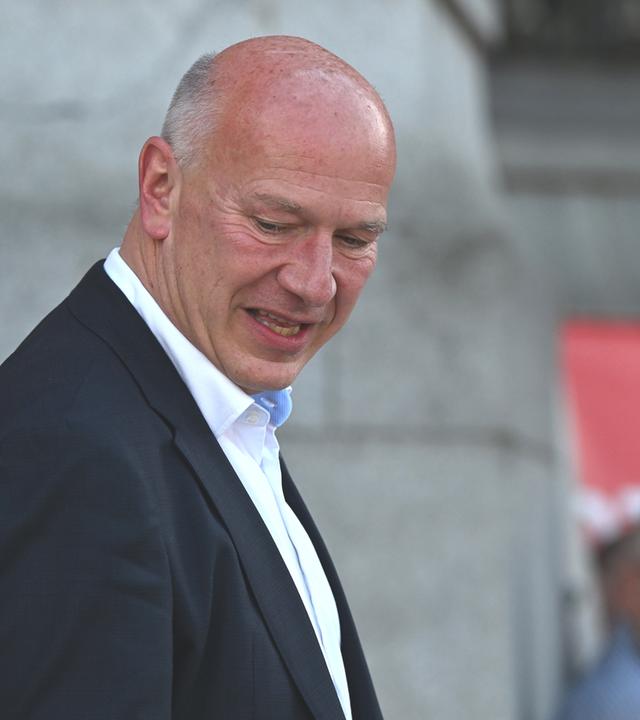 Regierender Bürgermeister von Berlin, kommt aus dem Roten Rathaus.