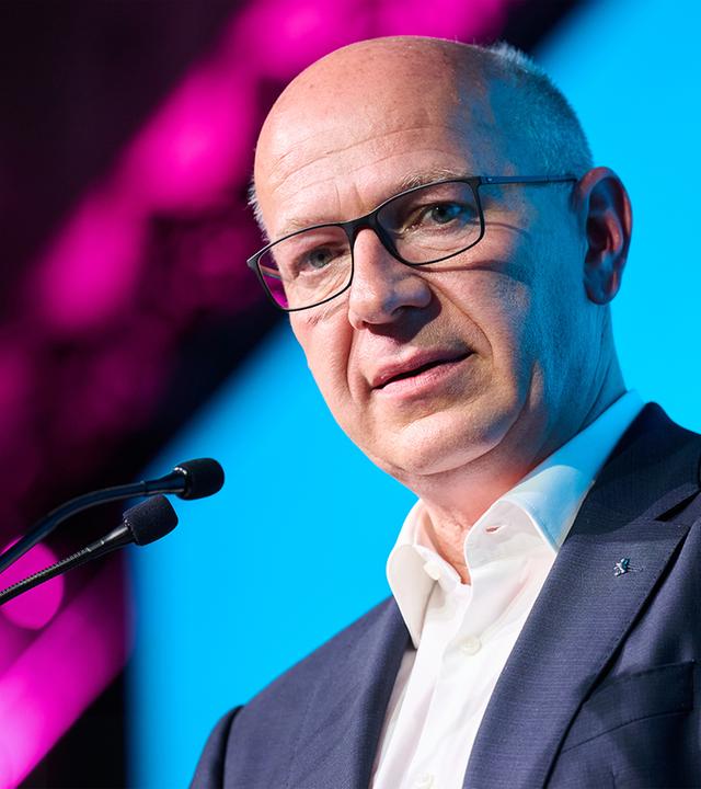 Auf dem Bild ist Bürgermeister Kai Wegner vor einem Mikrofon zu sehen.
