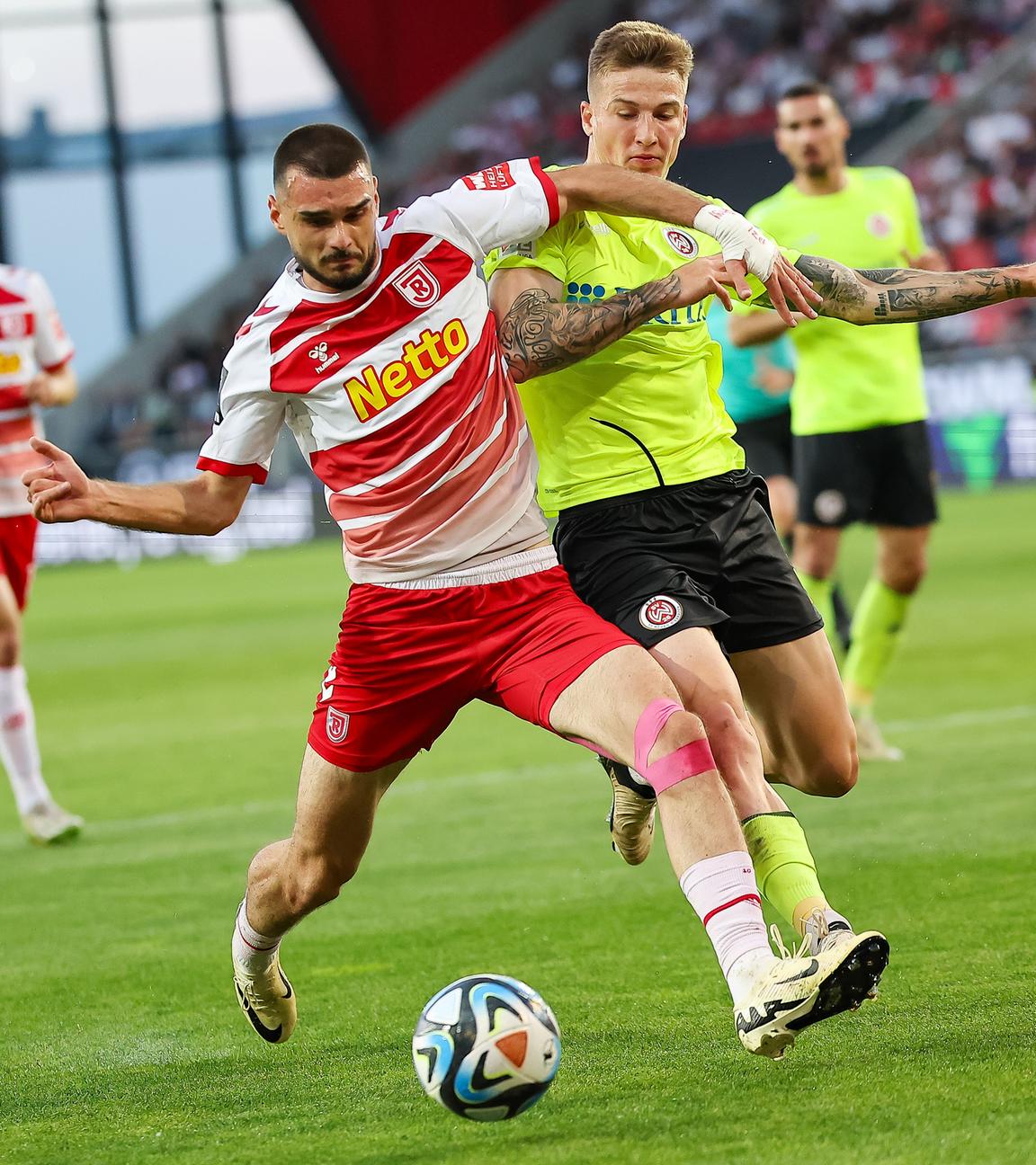 Der Regensburger Rasim Bulic (l) und der Wiesbadener Franko Kovacevic in Aktion.