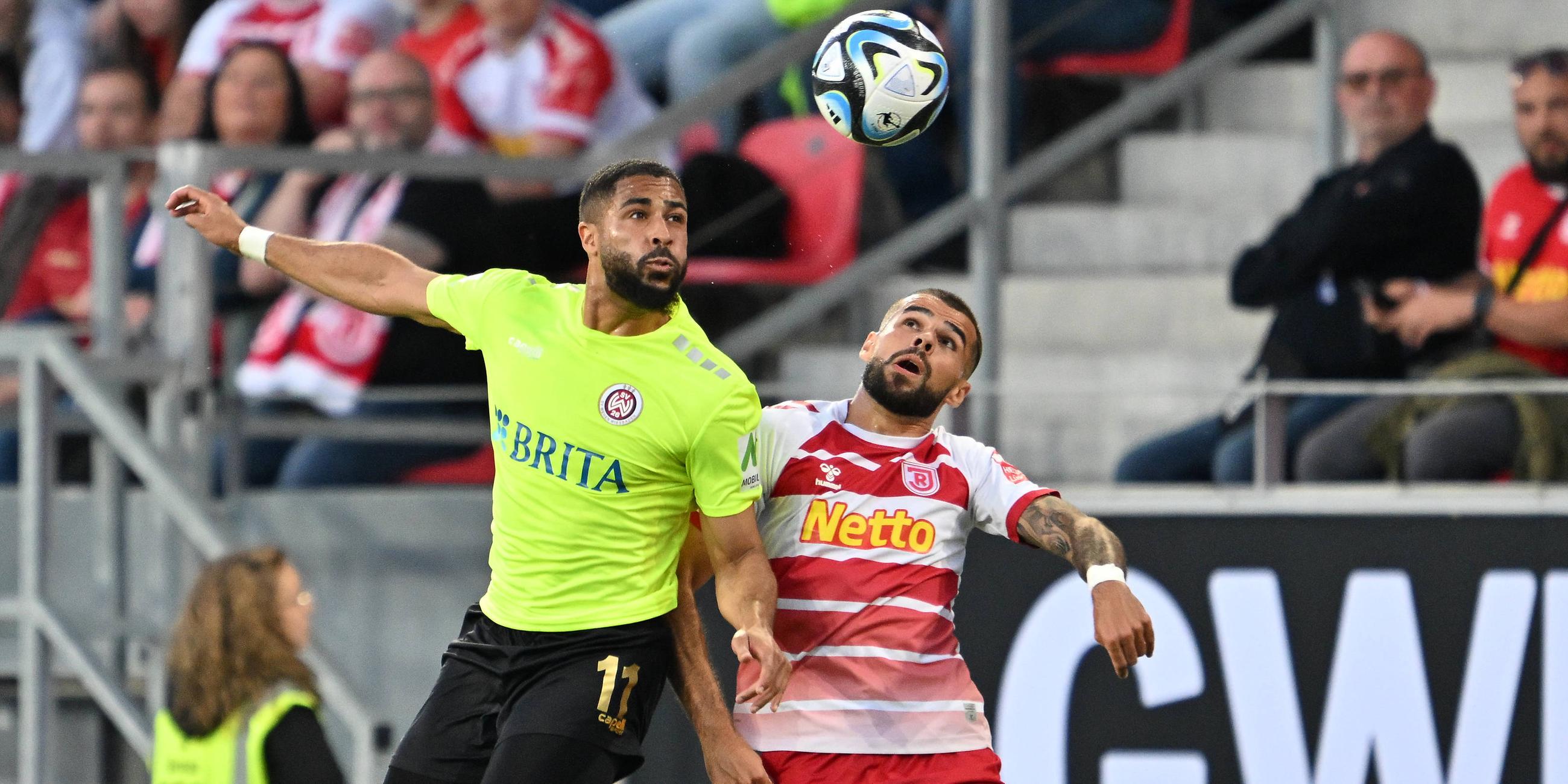 Keanan Bennetts (SV Wehen) und Robin Ziegele (Regensburg) kämpfen um den Ball.