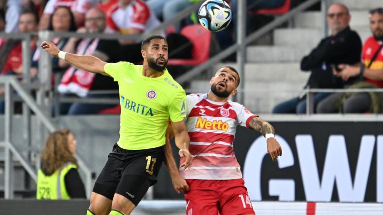 Keanan Bennetts (SV Wehen) und Robin Ziegele (Regensburg) kämpfen um den Ball.