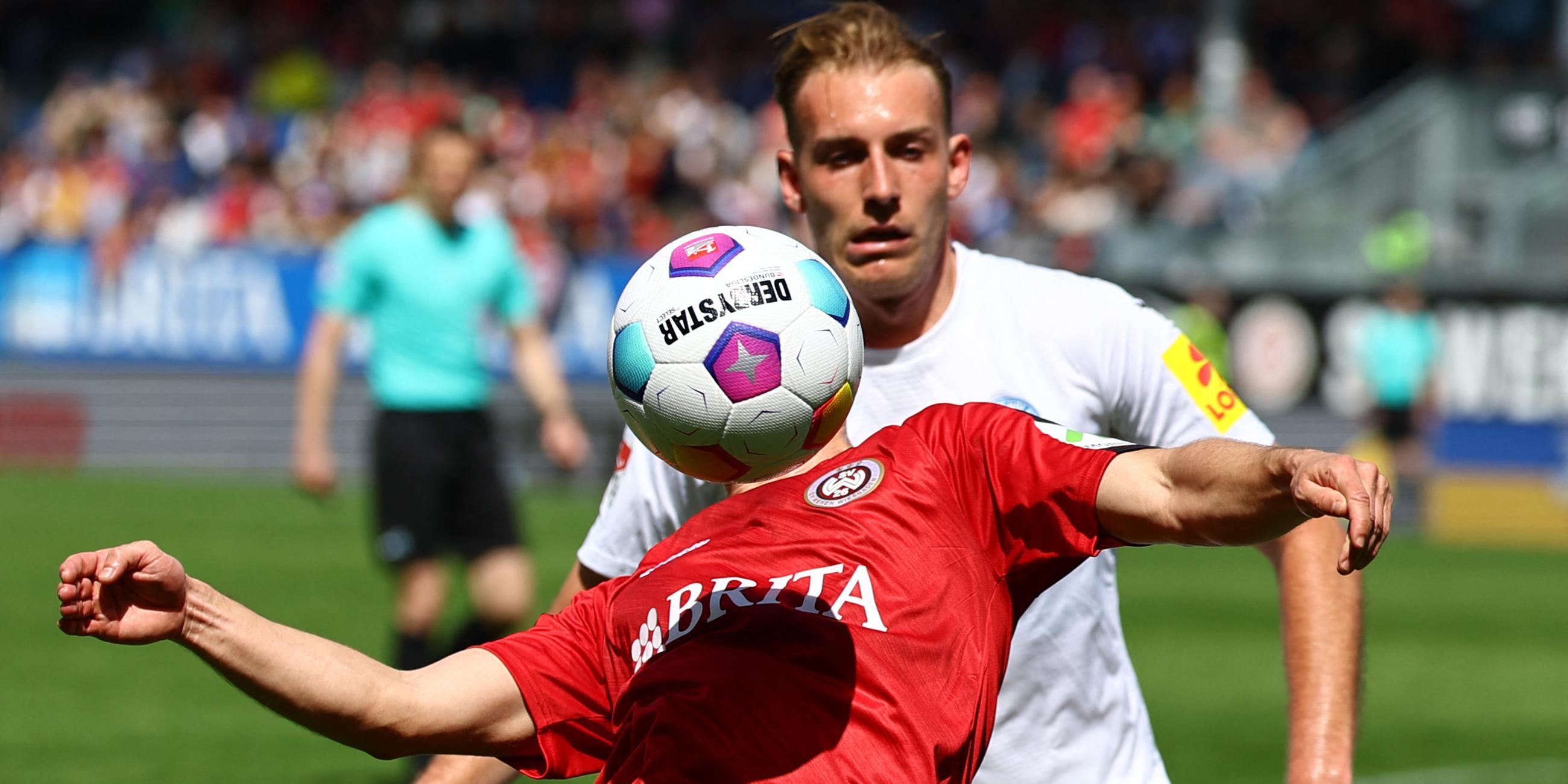 Fußball: SV Wehen Wiesbaden - Holstein Kiel.