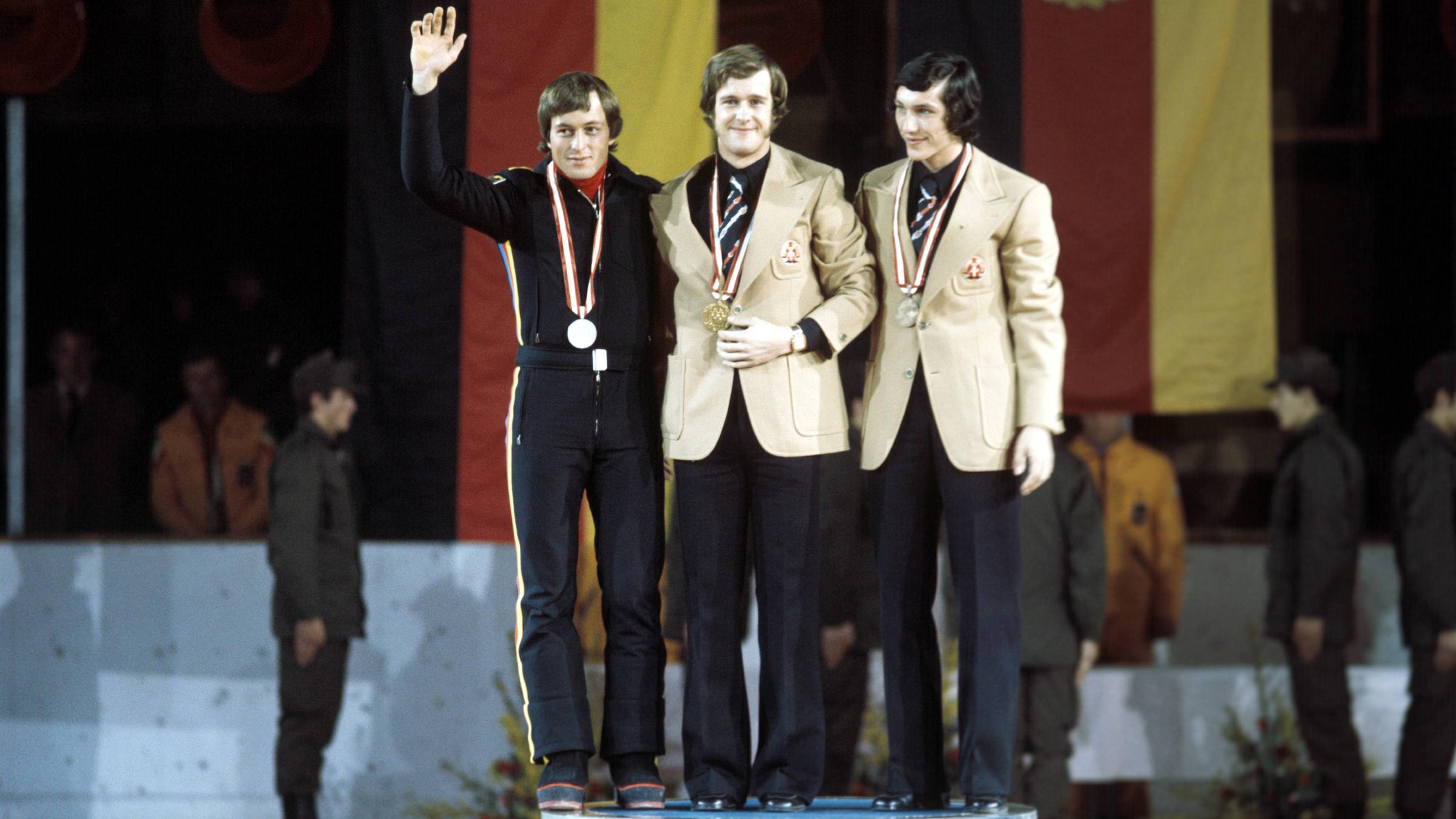 Die Nordischen Kombinierer Ulrich Wehling, Urban Hettich und Konrad Winkler bei der Siegerehrung der Olympischen Winterspiele 1976 in Innsbruck