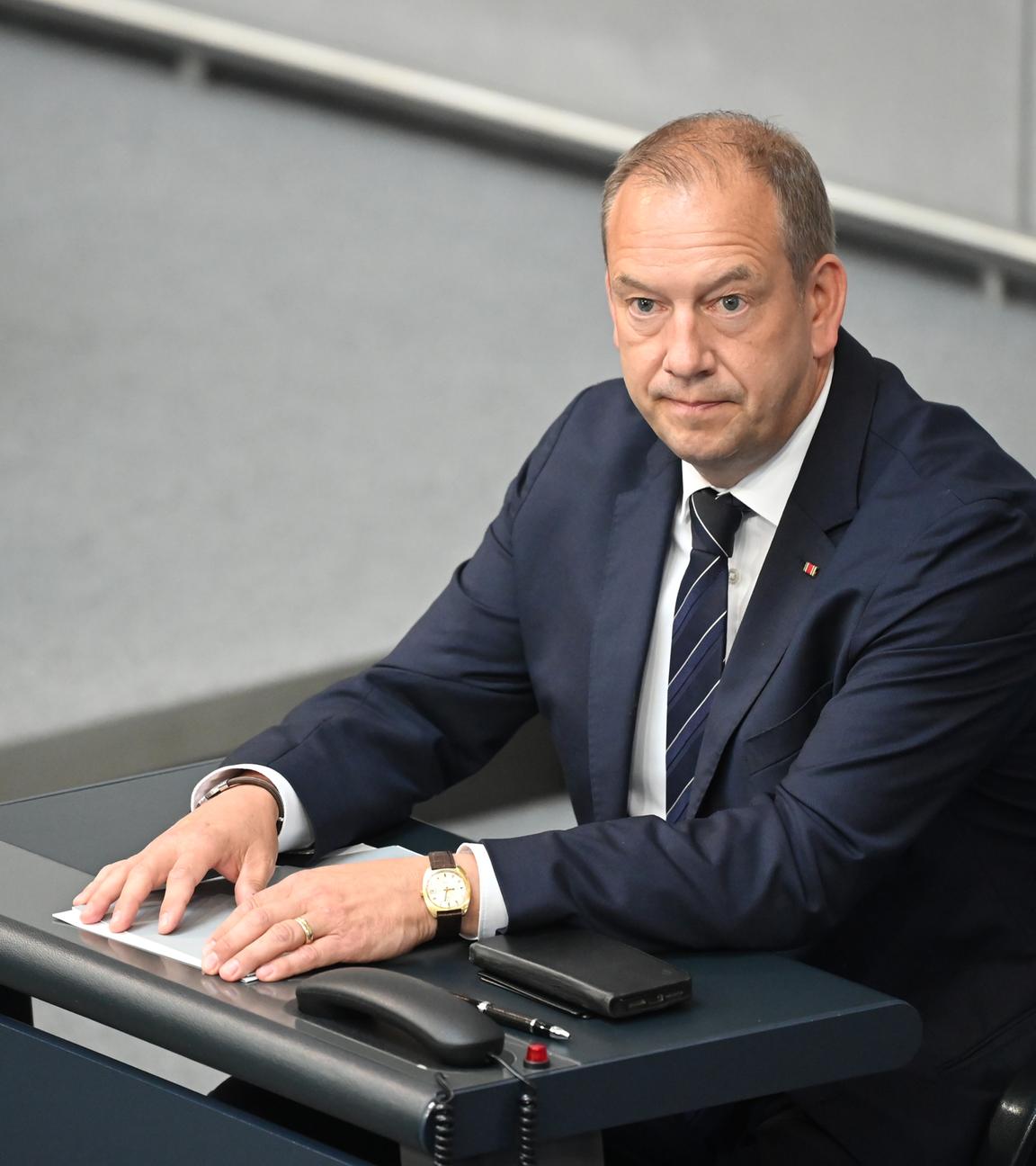Henning Otte (CDU), neuer Wehrbeauftragter des Bundestages für die Deutsche Bundeswehr, sitzt nach seinem Amtseid im Plenarsaal. 