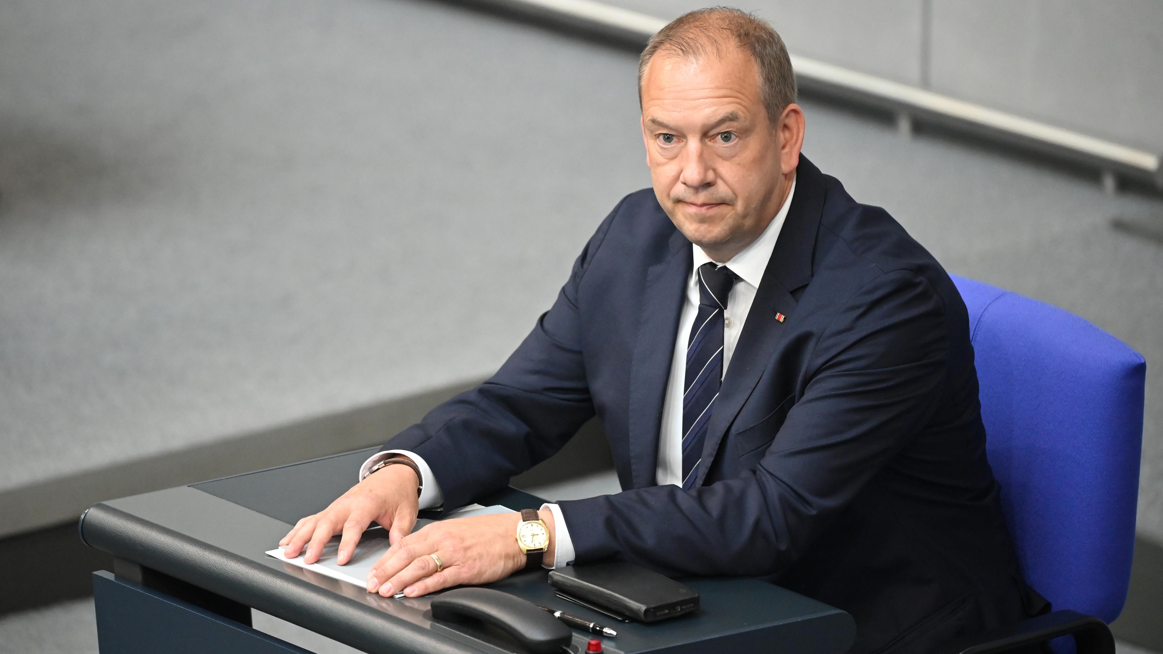 Henning Otte (CDU), neuer Wehrbeauftragter des Bundestages für die Deutsche Bundeswehr, sitzt nach seinem Amtseid im Plenarsaal. 