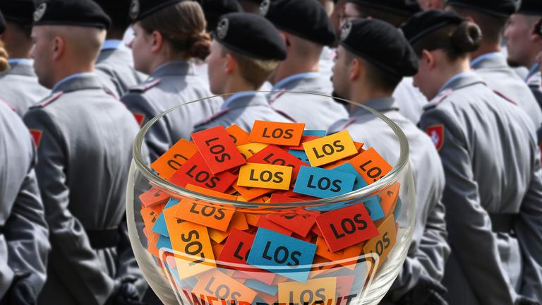 Per Los zur Bundeswehr? Sollten sich nicht genügend Freiwillige melden, könnte das eine Lösung sein.