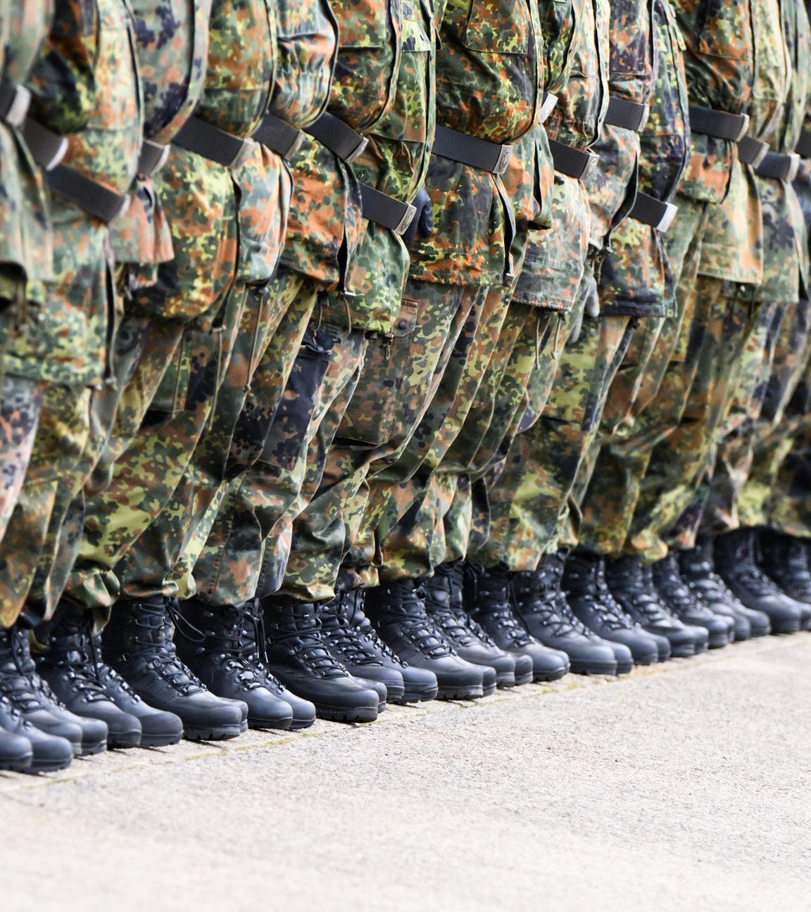 Soldaten stehen in der Hauptfeldwebel-Lagenstein-Kaserne beim feierlichen Appell zur Übergabe des Landeskommandos Niedersachsen von Oberst Waldau an Oberst i.G. Wachter am 25.09.2025 in Hannover. 