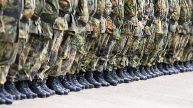 Soldaten stehen in der Hauptfeldwebel-Lagenstein-Kaserne beim feierlichen Appell zur Übergabe des Landeskommandos Niedersachsen von Oberst Waldau an Oberst i.G. Wachter am 25.09.2025 in Hannover. 