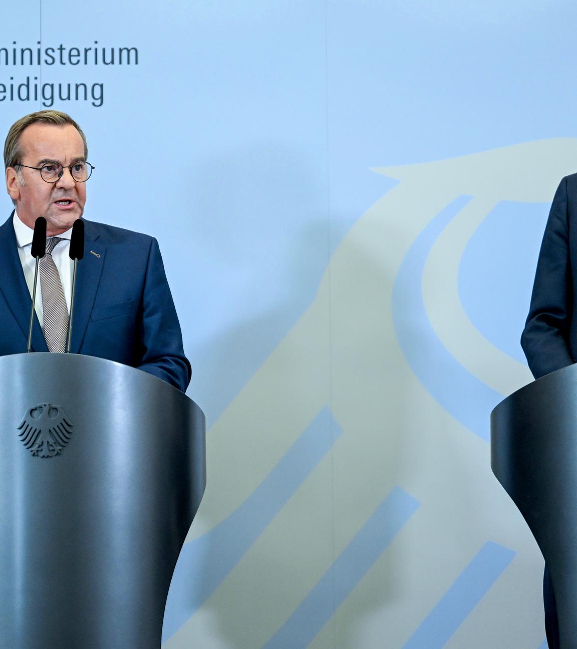 Bundeskanzler Friedrich Merz (CDU, r) und Boris Pistorius (SPD), Bundesminister der Verteidigung, geben im Bendlerblock des Bundesministeriums der Verteidigung eine Pressekonferenz.